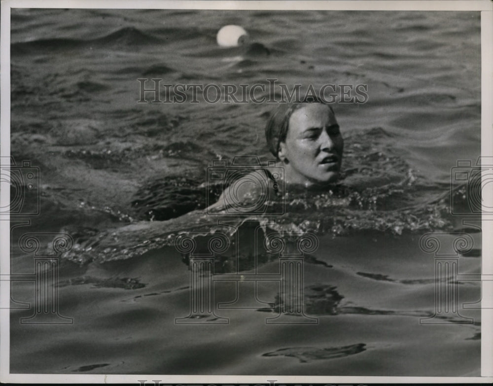 1936 Press Photo Marjorie Dozier in 100 meter breaststroke at NYC - nes29051- Historic Images