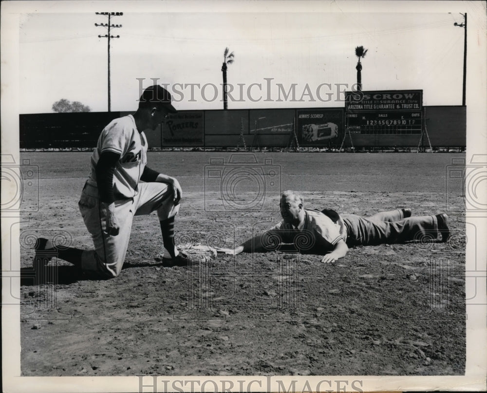 1948 Press Photo Frankie Frisch shows Bill Rigney of Giants how to steal base- Historic Images