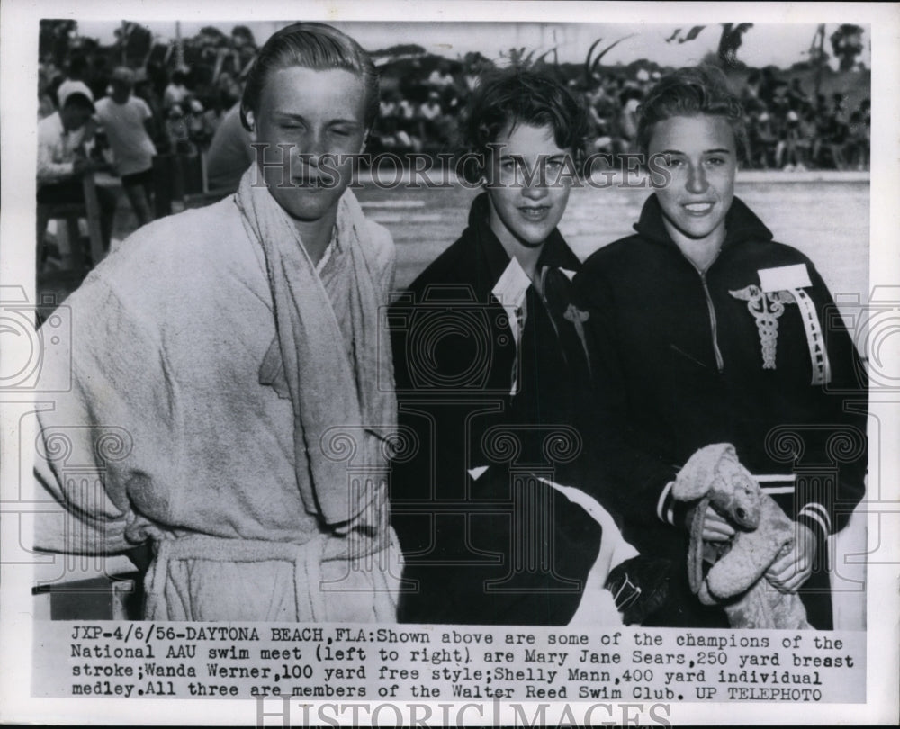 1956 Press Photo Daytona Beach Florida NAtl AAU swim,Mary J Sears, Wanda Werner- Historic Images