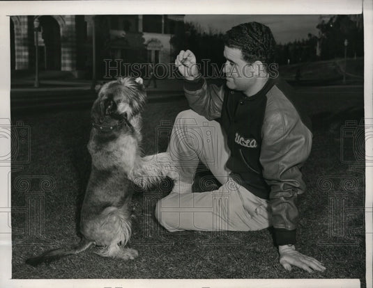 1946 Press Photo La Calif Rt tackle Bill Chambers of UC & his dog Mike- Historic Images