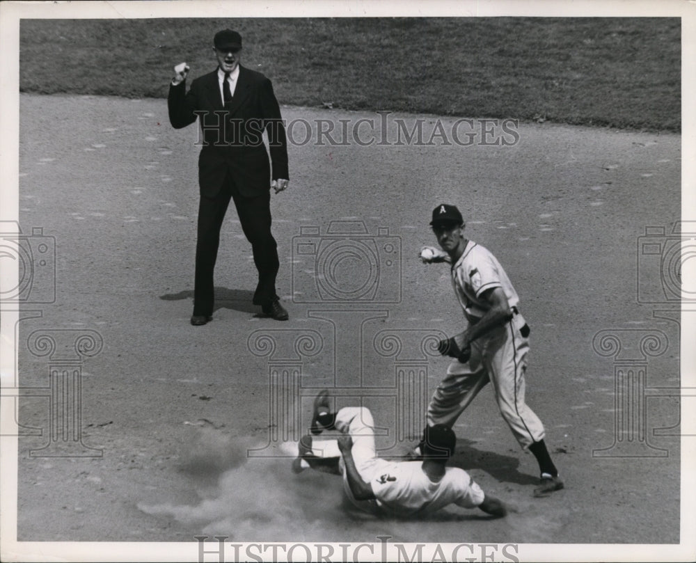 1951 Press Photo Indians Roberti Avila out at 2nd vs A&#39;s Eddie Joost - nes29515- Historic Images