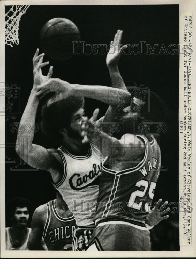 1971 Press Photo Walt Wesley of Cavaliers vs Chet Walker of Bulls - nes29790- Historic Images