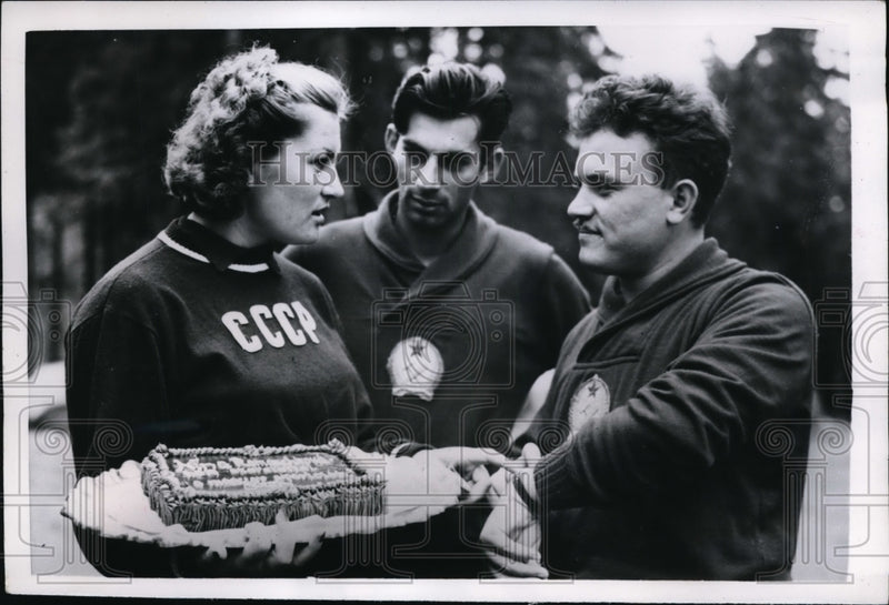 Load image into Gallery viewer, 1952 Press Photo Helsinki Finland Russian discus Nina Romaschkova, Ferenc Klicks
