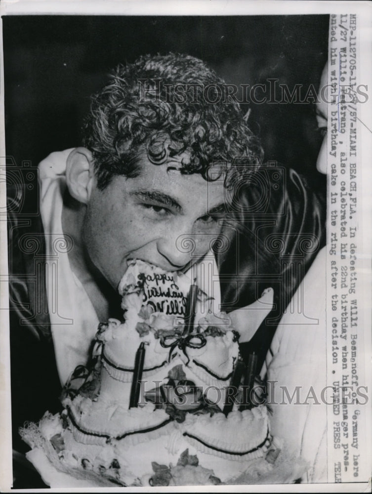 1957 Press Photo Willie Pastrano celebrates win over Willi Besmanoff with cake- Historic Images