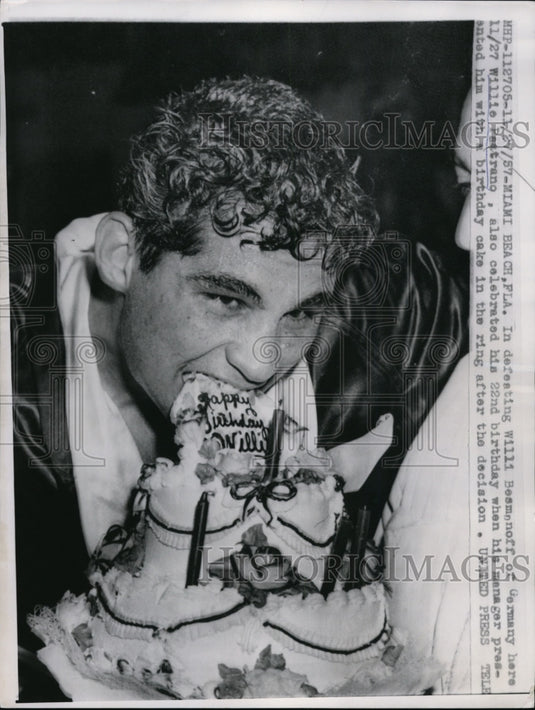 1957 Press Photo Willie Pastrano celebrates win over Willi Besmanoff with cake- Historic Images