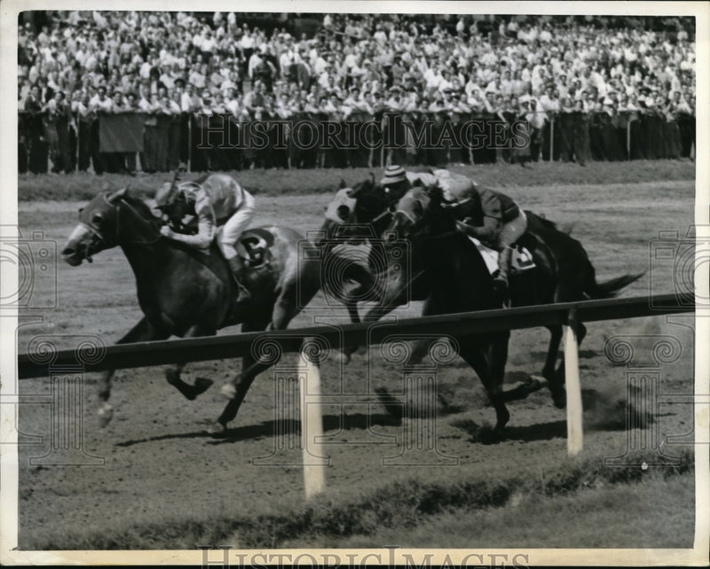 Load image into Gallery viewer, 1943 Press Photo Jamaica track NY H Beasy on Water Pearl, J Longden on Chop Chop
