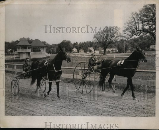 1938 Press Photo Mrs E Roland Harriman & daughter Betty pilot sulkies in Goshen- Historic Images