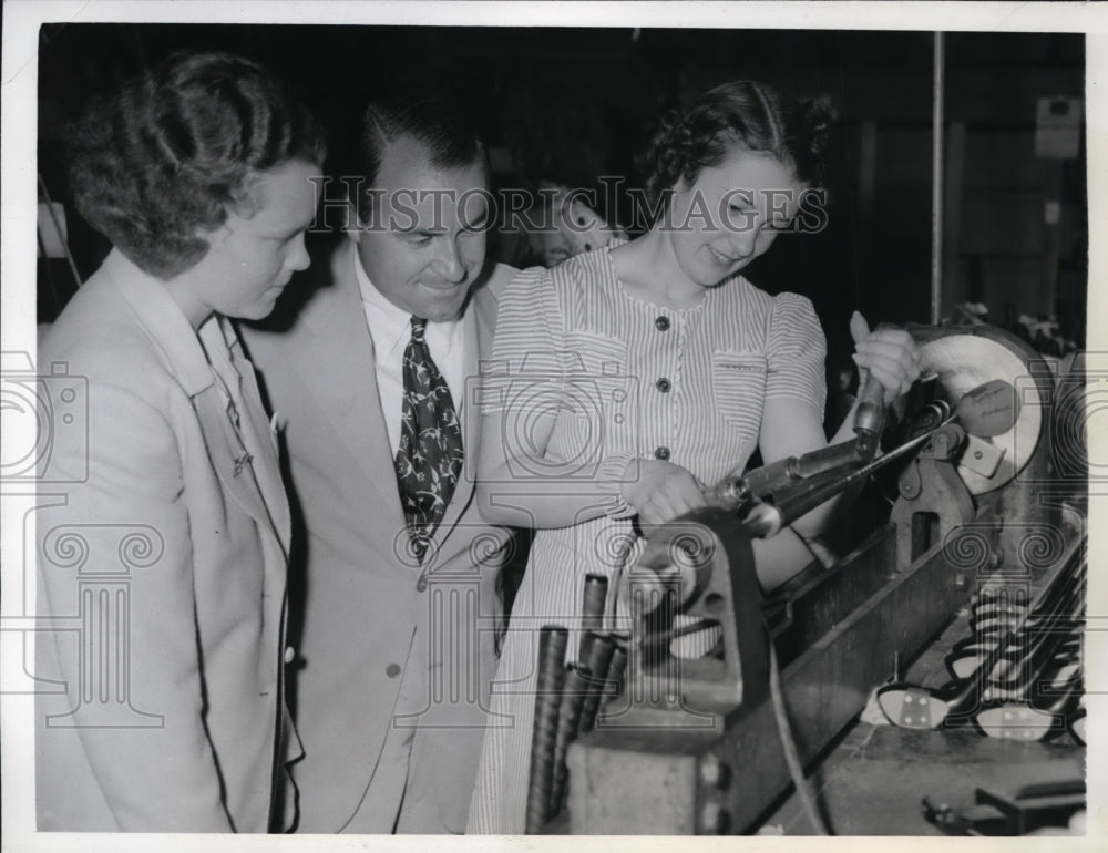 1942 Press Photo Chicago Patty Berg, Gene Sarazen, Laverne Cybul at Wilson plant- Historic Images