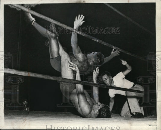 1936 Press Photo Vincent Lopez vs Dave Levin wrestle in LA Calif - nes30215- Historic Images