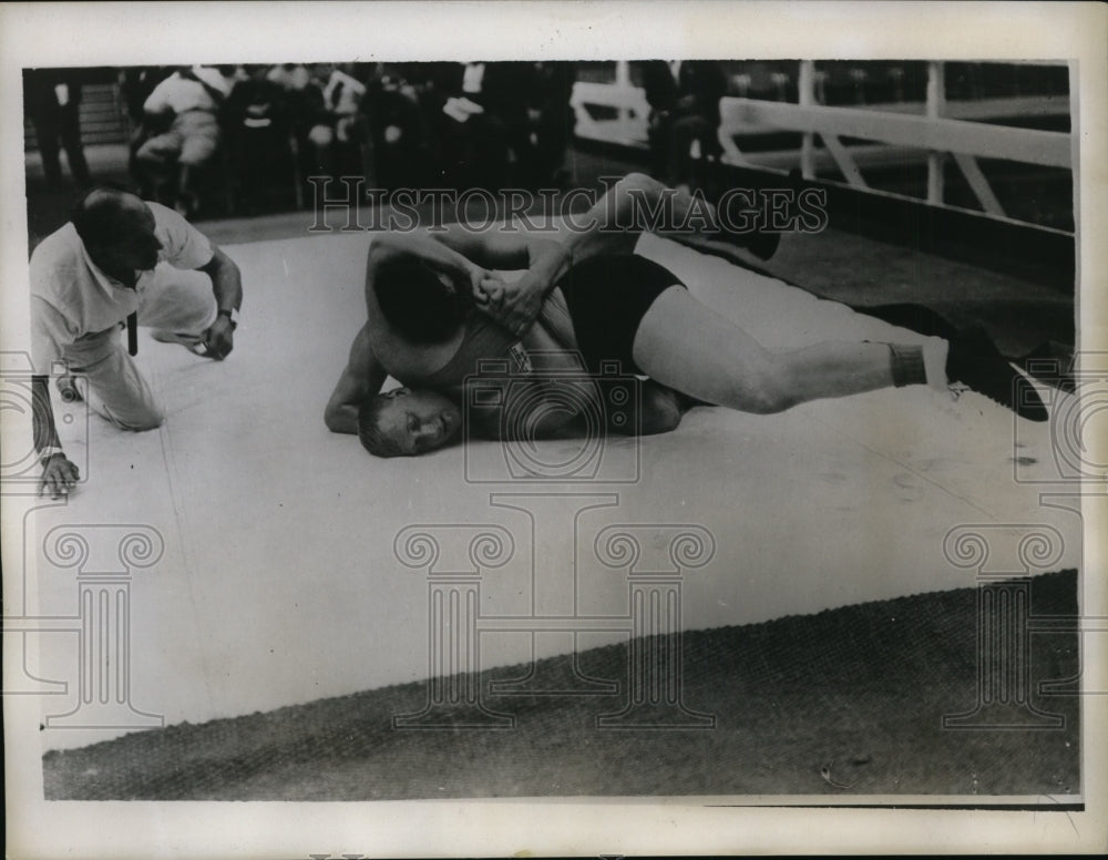 1934 Press Photo H Meehan of Canada vs A Dudgeon wrestling - nes30307- Historic Images