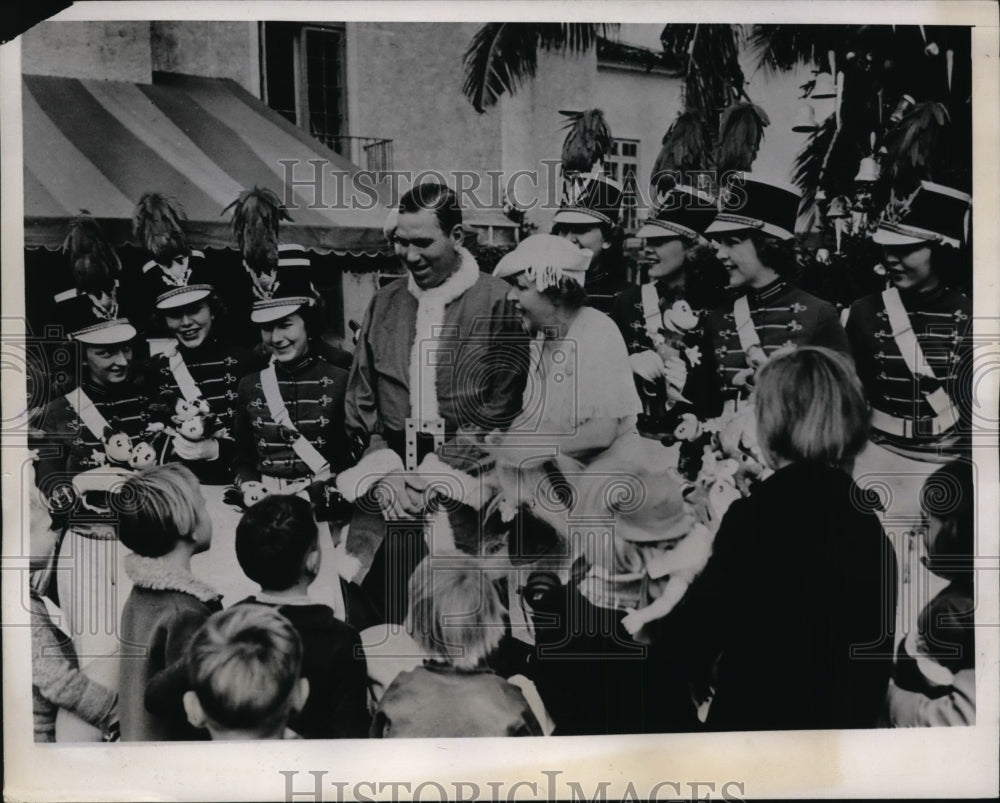 1937 Press Photo Dizzy Dean at Grace Doherty Xmas party inMiami Biltmore- Historic Images