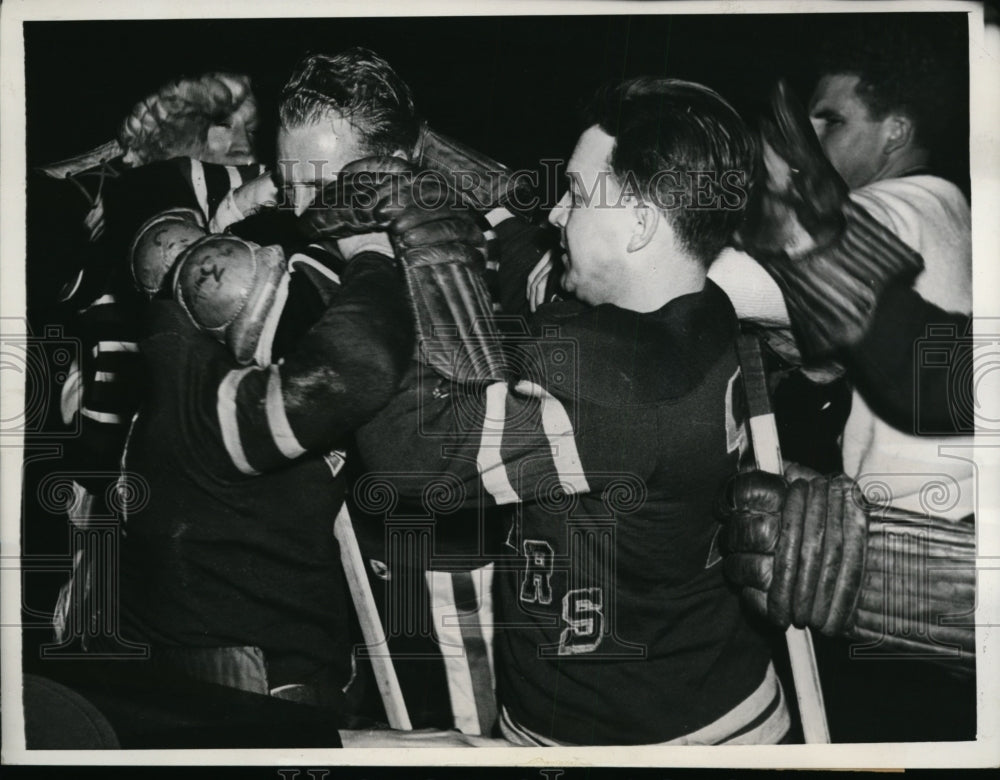 1943 Press Photo Chicago BlackHawks Red Hamill vs Felix Mancuso &amp; Alf Pike Range- Historic Images