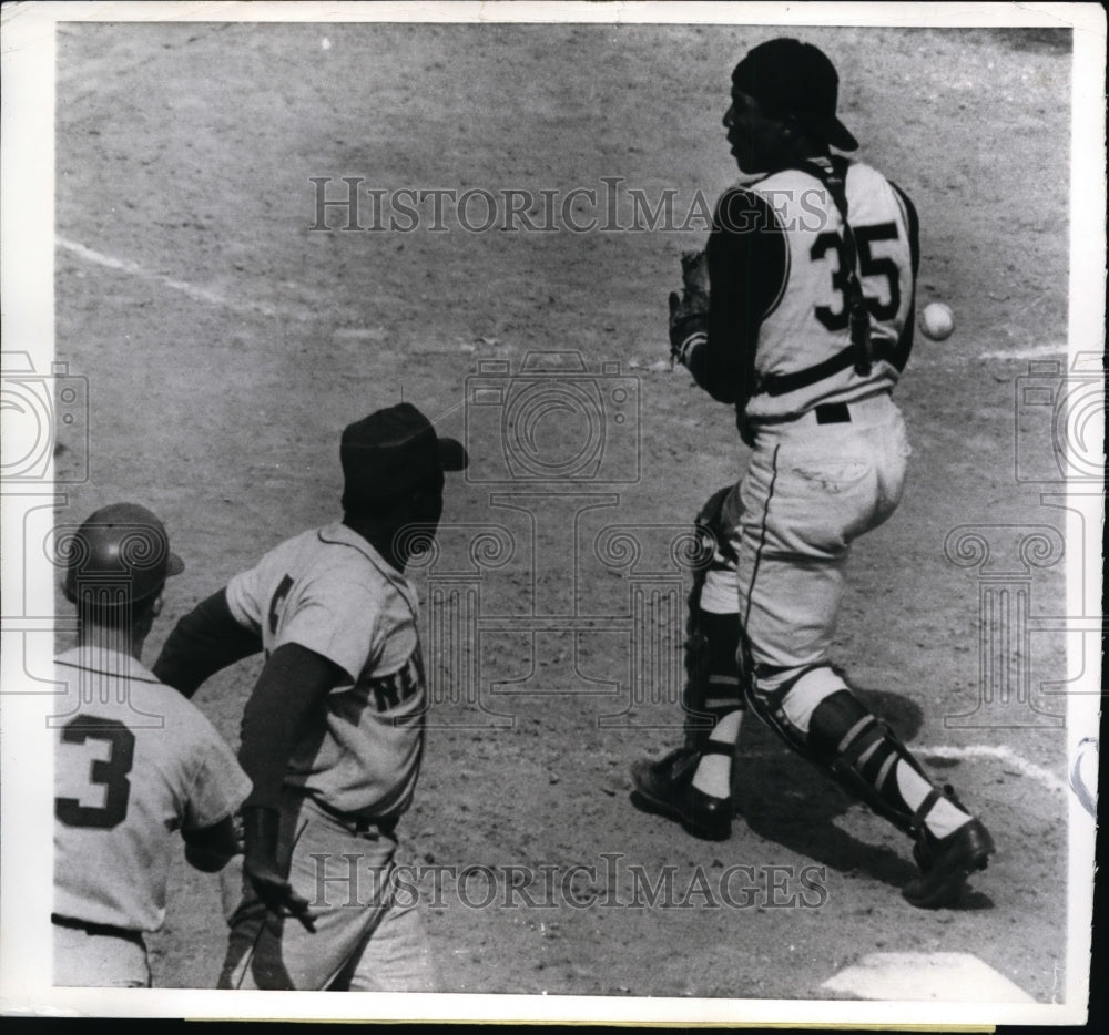 1969 Press Photo Pittsburgh Pirstes Manny Sanguillon vs Mets Ed Charles- Historic Images