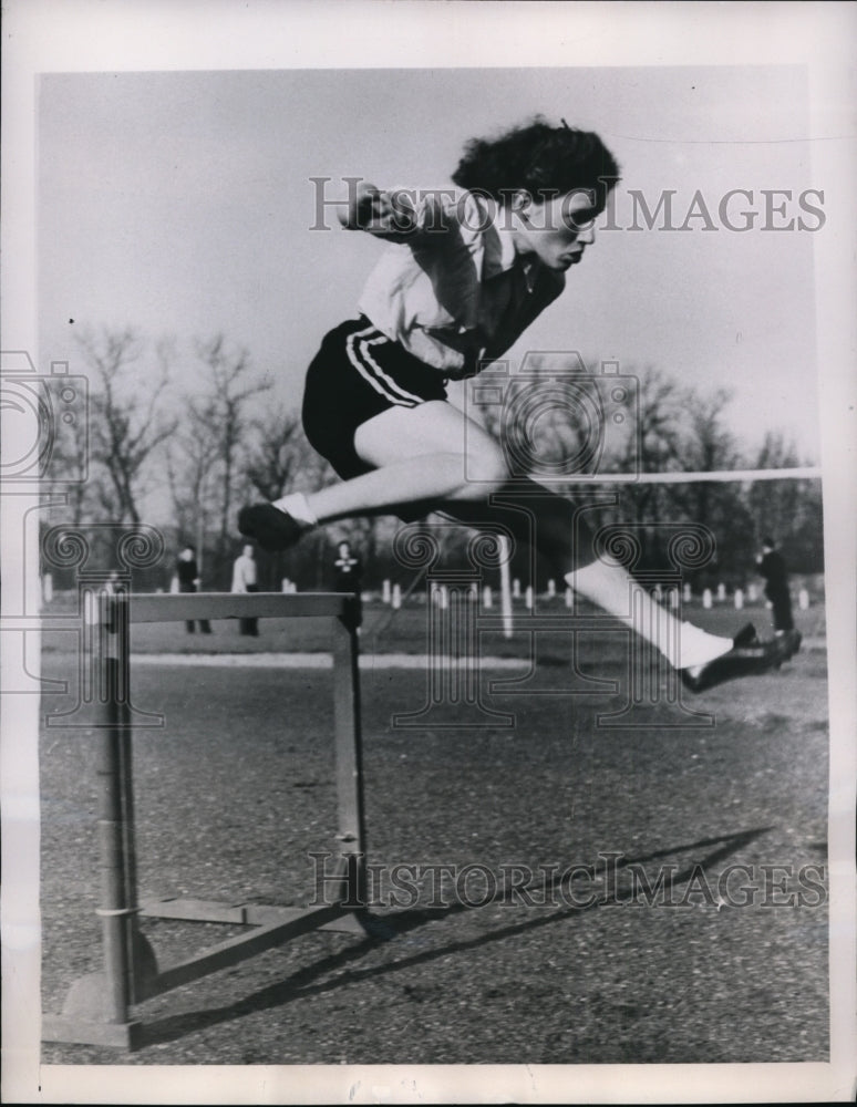 1948 Press Photo Frances Wallis training for Olympics at England&#39;s Hotspur park- Historic Images