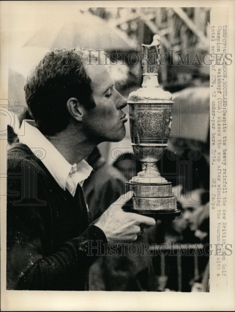 Press Photo Troon Scotland British Open golf Tom Weiskopf &amp; trophy - nes30924- Historic Images