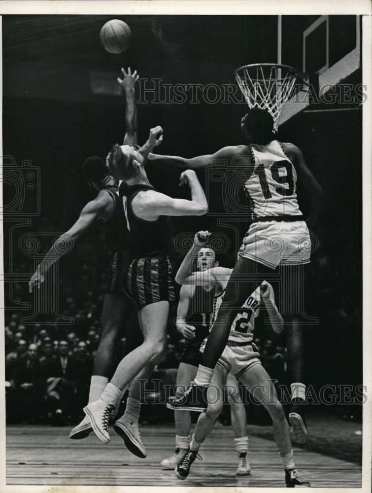 1957 Press Photo NYC Ray Felix of Knicls vs Rochester Royals Bob Burrow- Historic Images