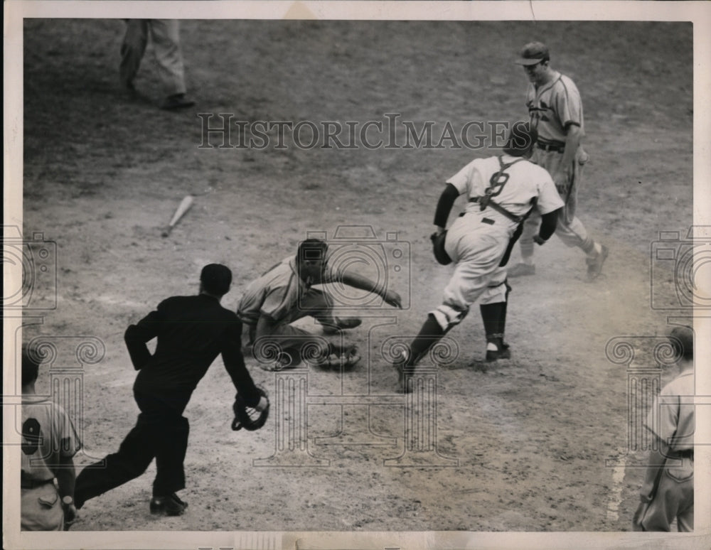 1940 Press Photo Enos Slaughter of Cardinals vs Phelps, ump Pinelli - nes31102- Historic Images