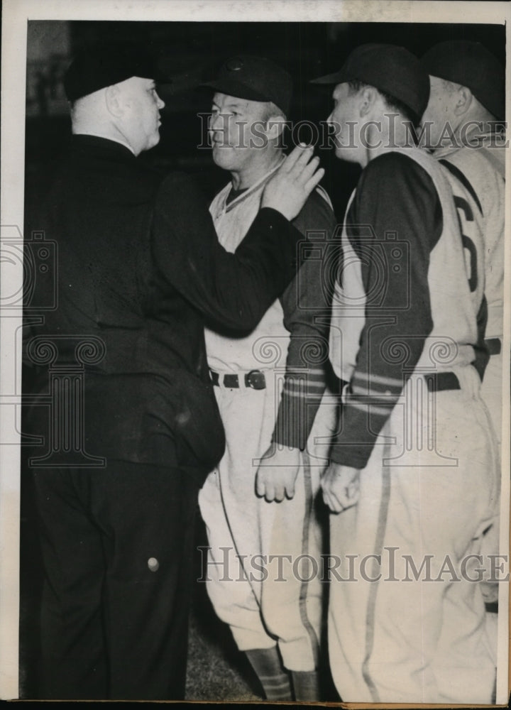 1940 Press Photo Chicago Cubs manager Gabby Hartnett argues with umpire