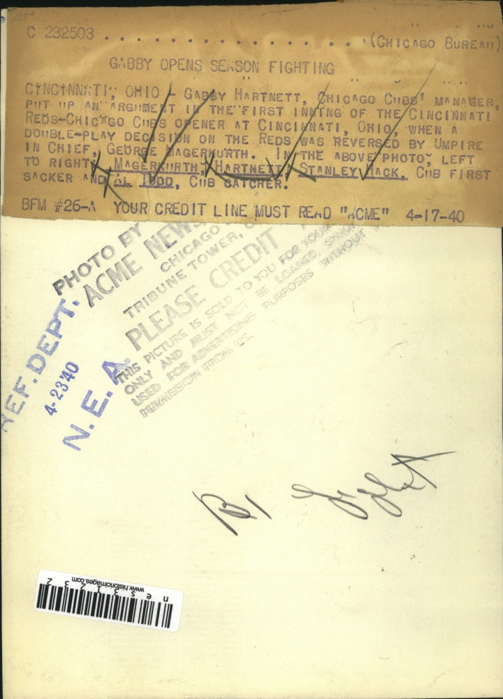 1940 Press Photo Chicago Cubs manager Gabby Hartnett argues with umpire