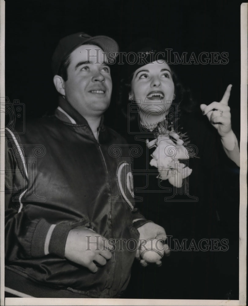 1945 Press Photo Cubs pitcher Hank Wyss and wife Doris - nes31284- Historic Images