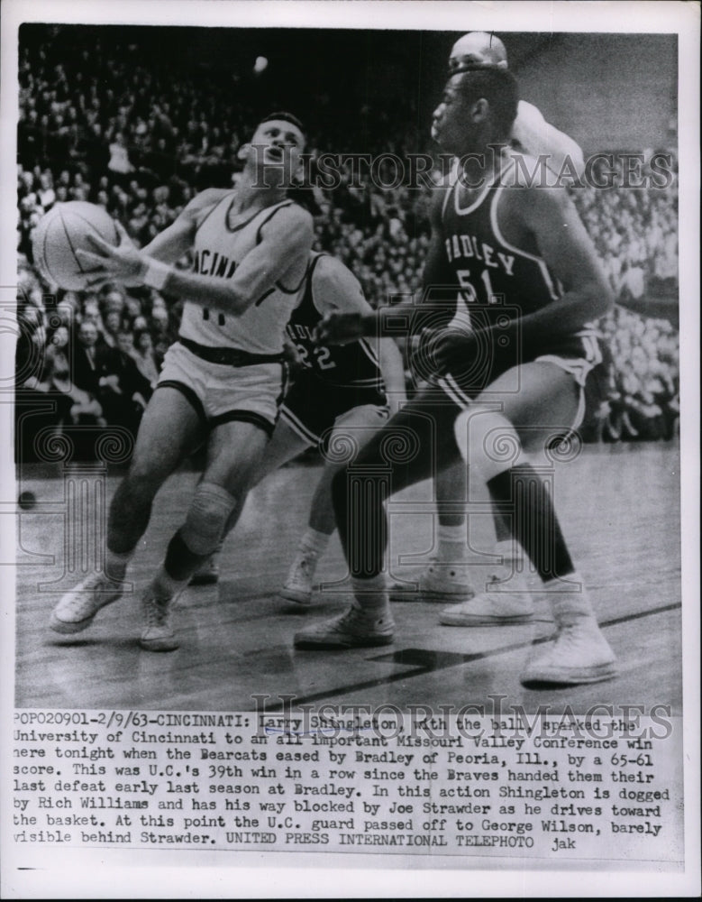 1963 Press Photo Larry Shingleton leads University of Cincinnati over Bradley- Historic Images