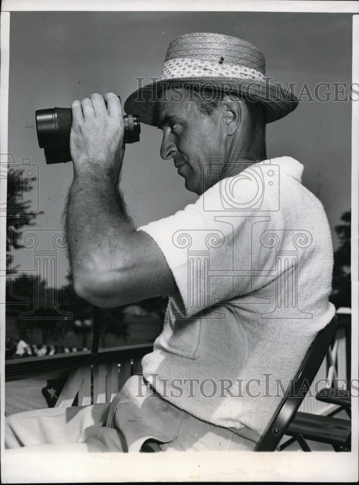 1952 Press Photo Golfer Sam Snead watches others at Tam O Shanter from clubhouse- Historic Images