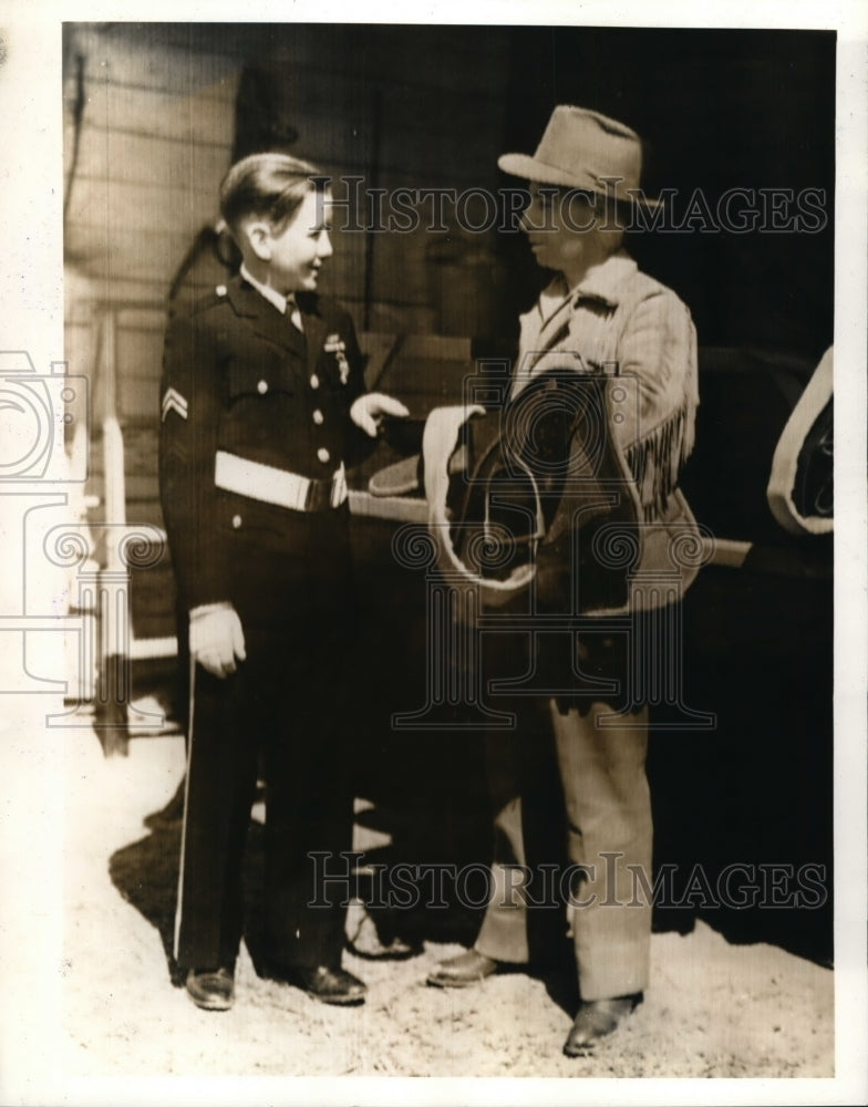 1943 Press Photo Jockey Johnny Longden to ride Count Fleet, son Vance- Historic Images