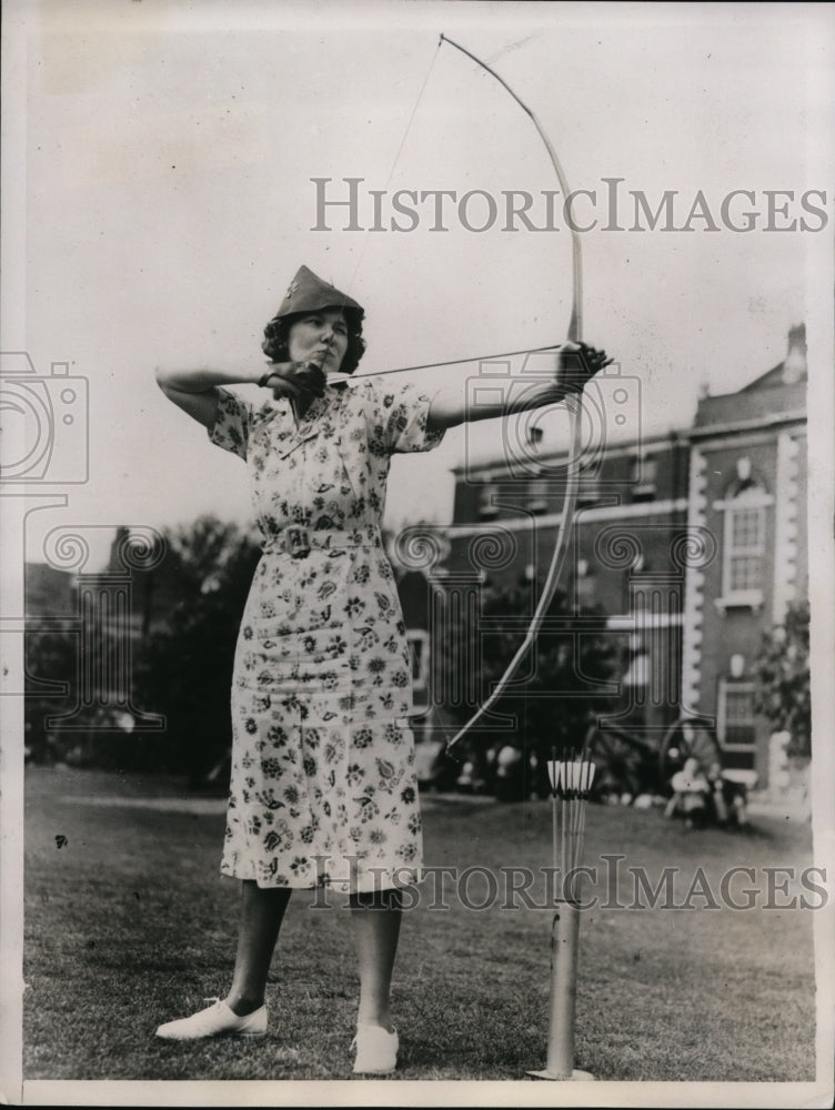 Load image into Gallery viewer, 1938 Press Photo London England Mrs May Ainsworth at Archery Championships
