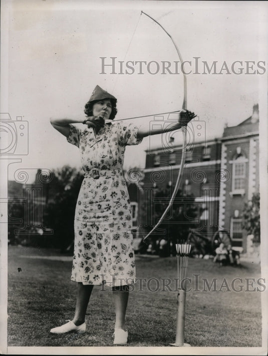 1938 Press Photo London England Mrs May Ainsworth at Archery Championships