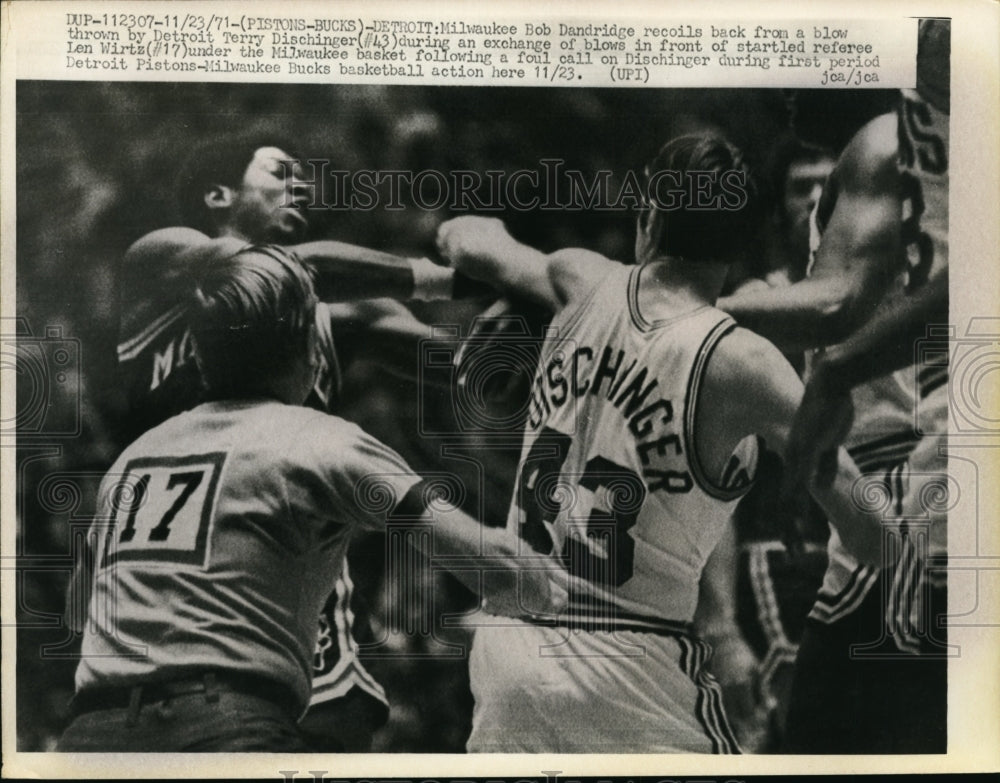 1971 Press Photo Detroit Terry Dischinger vs Milwaukee Bob Dandridge - nes31576- Historic Images