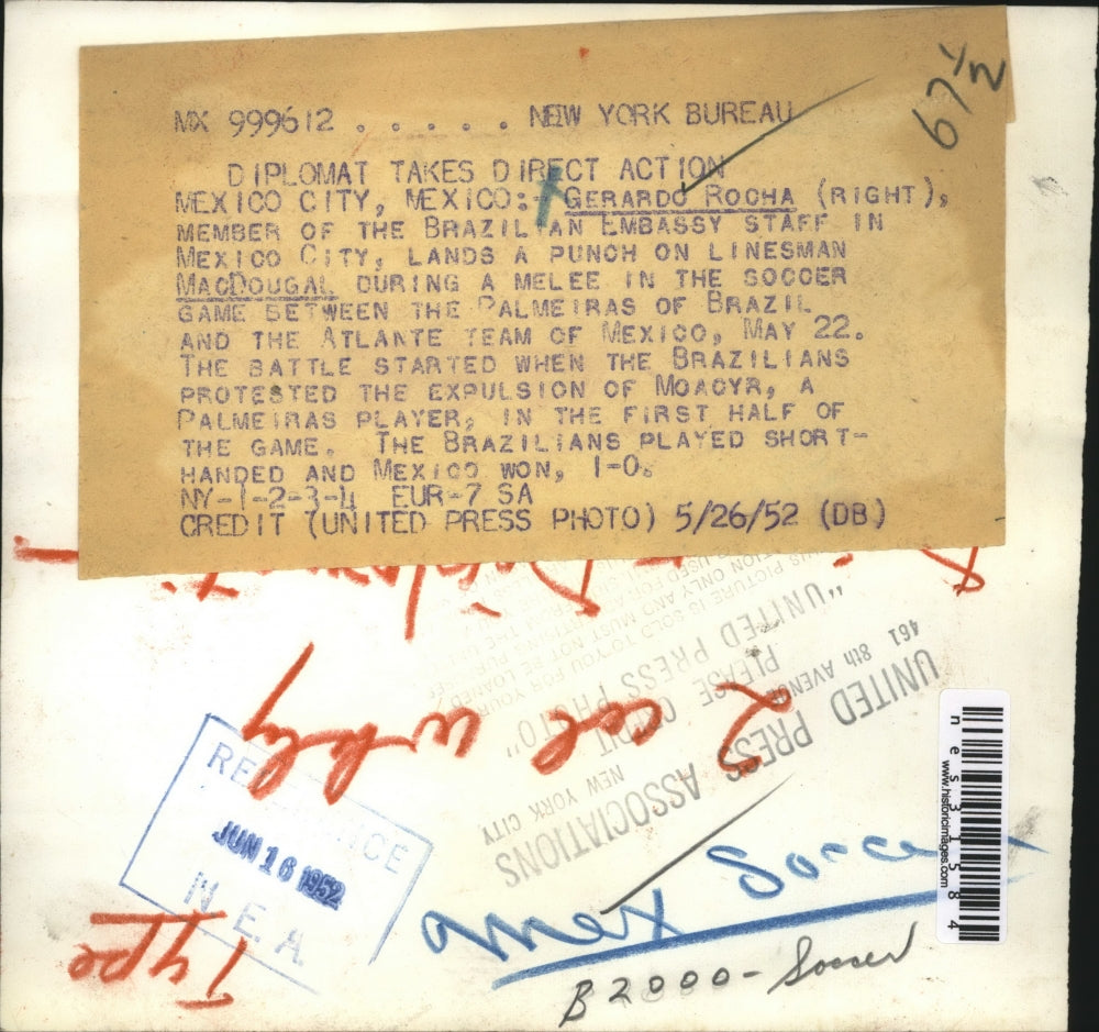 1952 Press Photo Mexico City Gerardo Rocha rt of Brazil Embassy hits MacDougal i