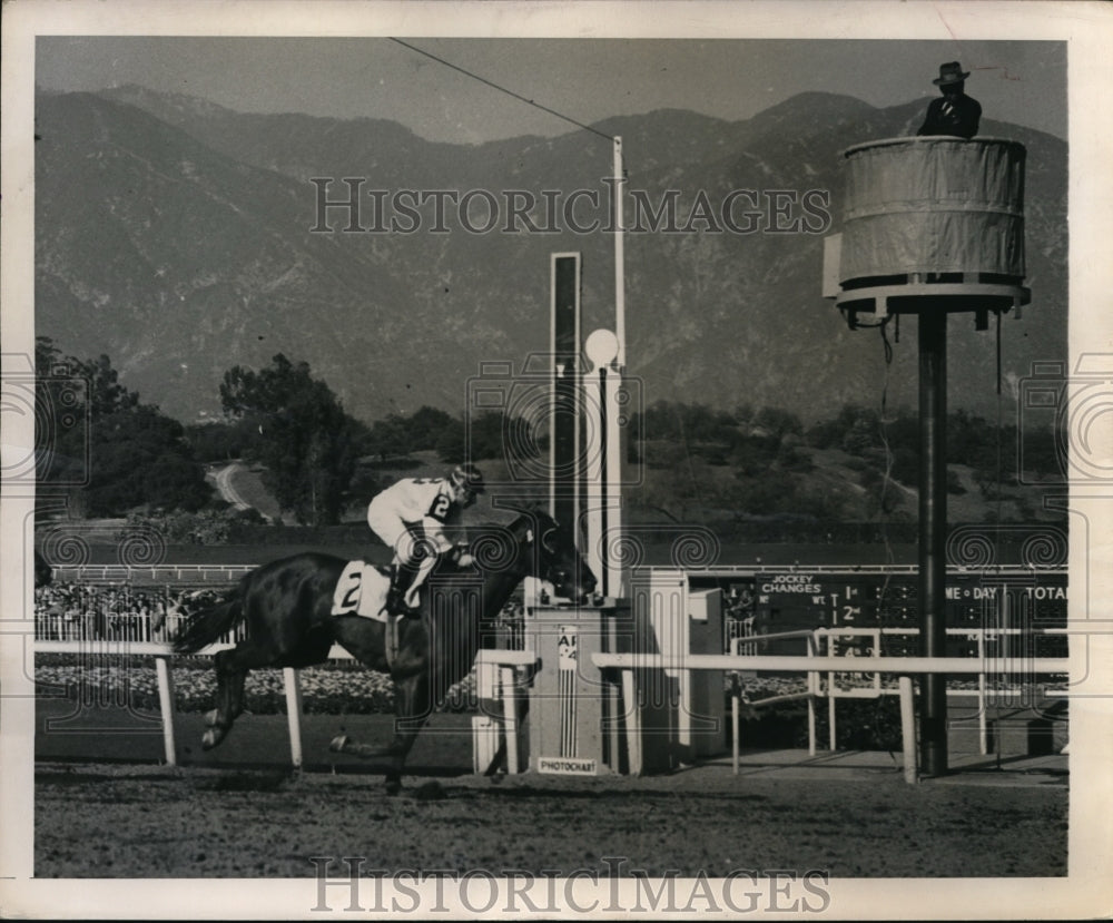 1948 Press Photo Santa Anita Calif , Johnny Longden on in Monkey position- Historic Images