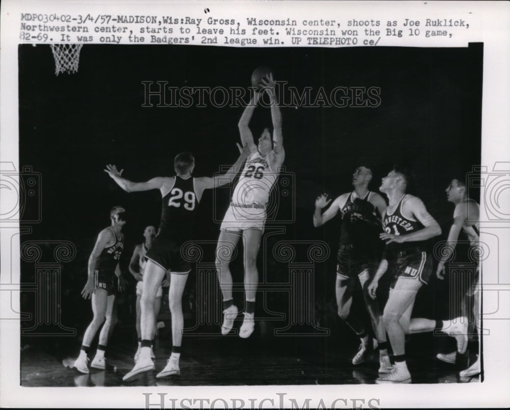 1957 Press Photo Wisconsin center Ray Gross shoots as Joe Ruklick leaves feet- Historic Images