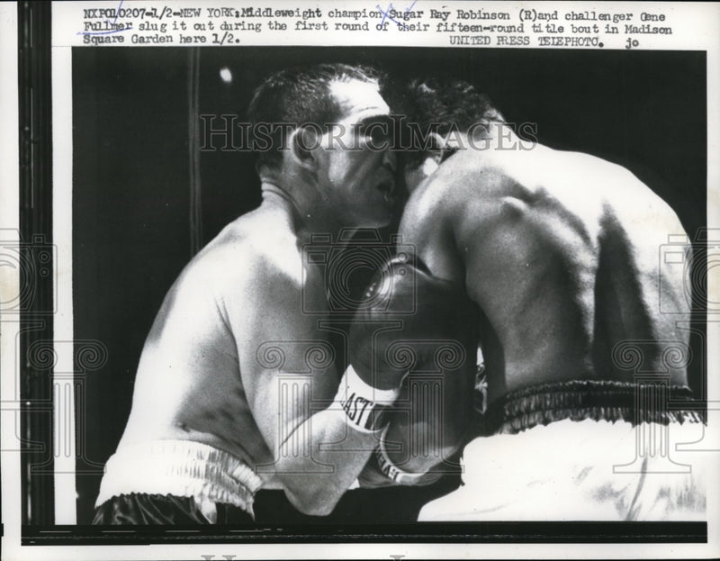 Load image into Gallery viewer, 1957 Press Photo NYC Sugar Ray Robinson vs Gene Fullmer in 1st round of 15
