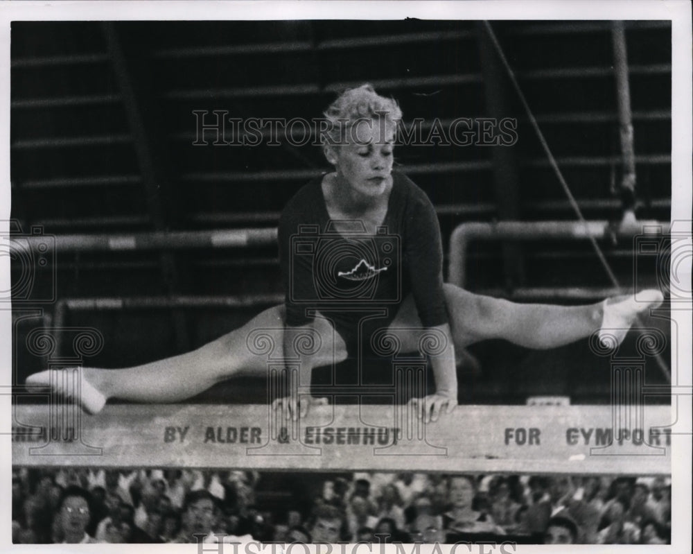 1959 Press Photo Chicago Ernestine Russell of Canada on the balance beam- Historic Images