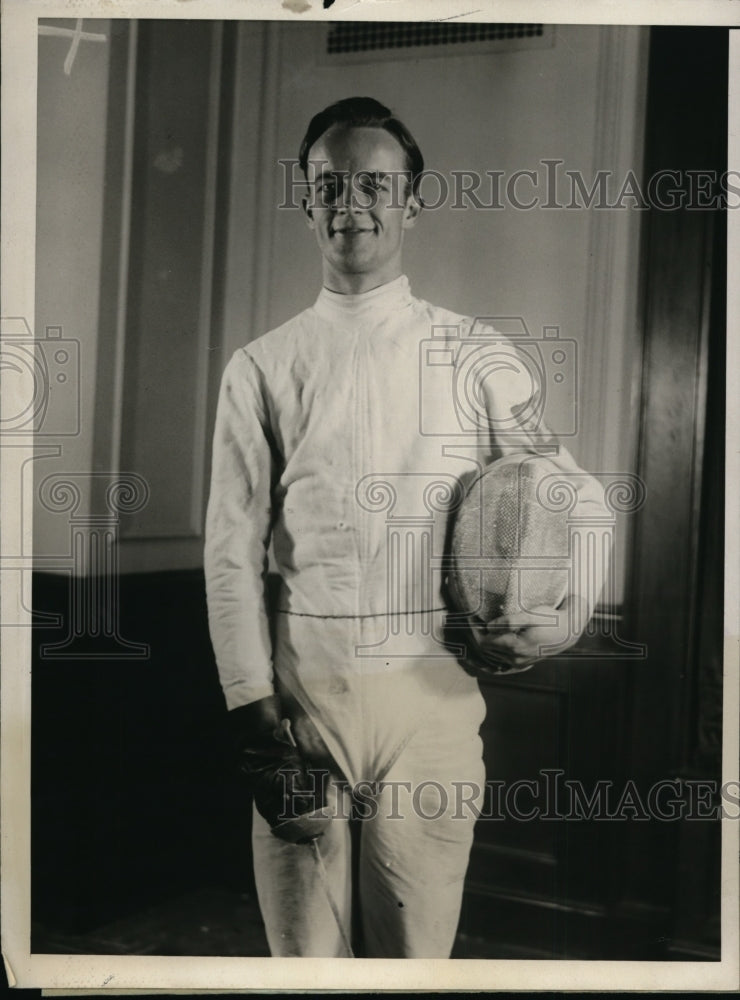 1930 Press Photo Wallis Walker of Yale at Intercollegiate Fencing Tournament- Historic Images