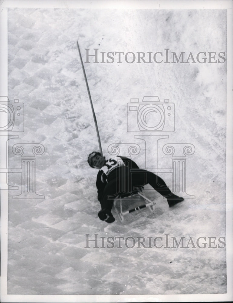 1957 Press Photo Norwegian Toboggan Racer Liv Storhaug hurdles around curve- Historic Images