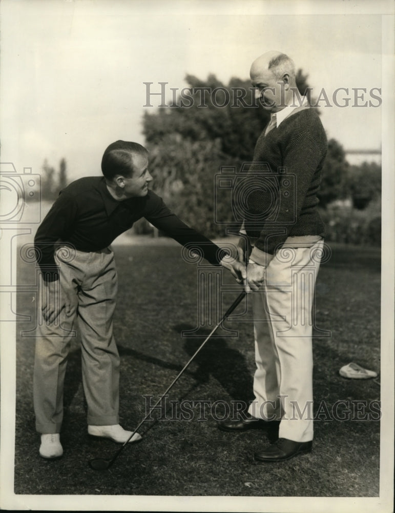 1935 Press Photo PGA champion Paul Runyan gives postmaster James Farley tips- Historic Images