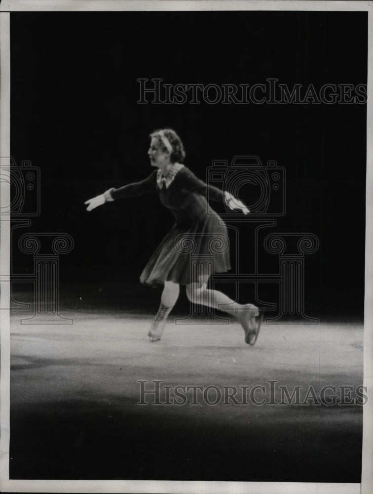 1935 Press Photo Vivi Ann Dulten performs at International Skating Carnival- Historic Images