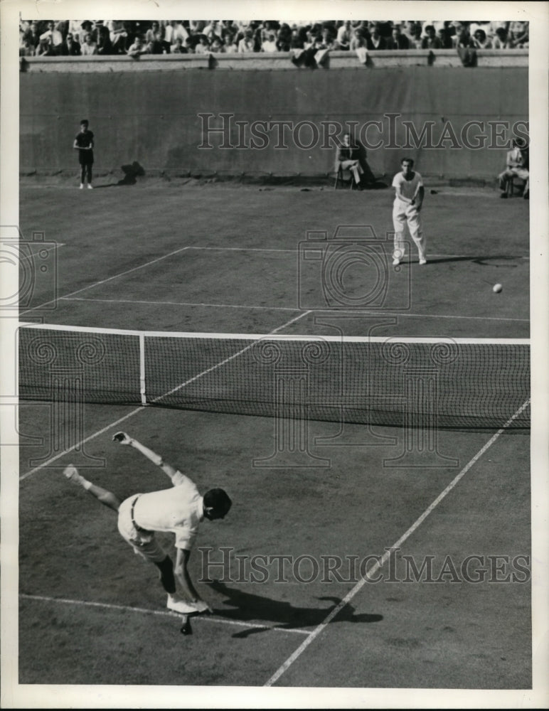 1941 Press Photo Bernard Welsh slips during match with Frank Kovacs - nes32022- Historic Images