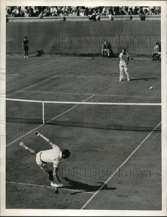 1941 Press Photo Bernard Welsh slips during match with Frank Kovacs - nes32022- Historic Images