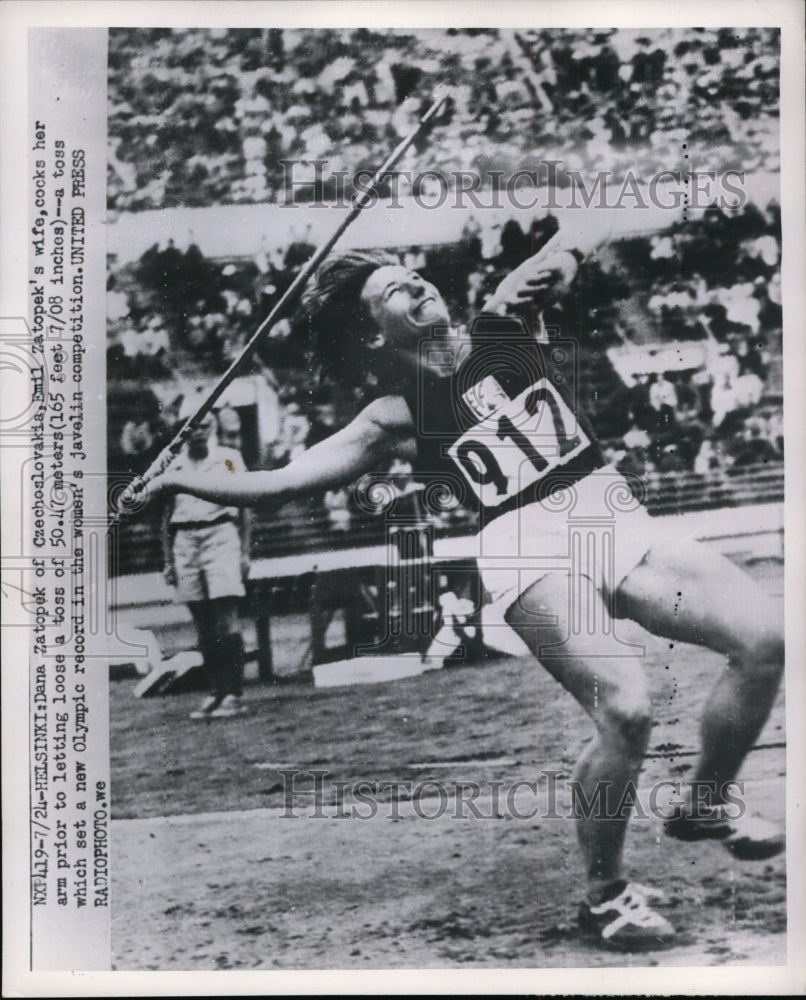 1952 Press Photo Dana Zapotek lets loose javelin throw of 50.47 meters- Historic Images