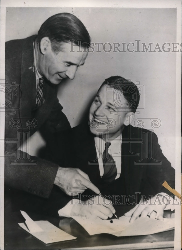 Load image into Gallery viewer, 1940 Press Photo Benny McCoy signs contract with Philadelphia Phillies
