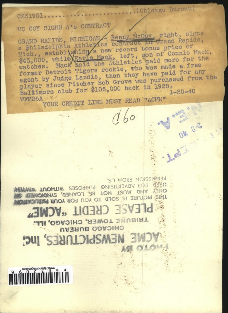 1940 Press Photo Benny McCoy signs contract with Philadelphia Phillies