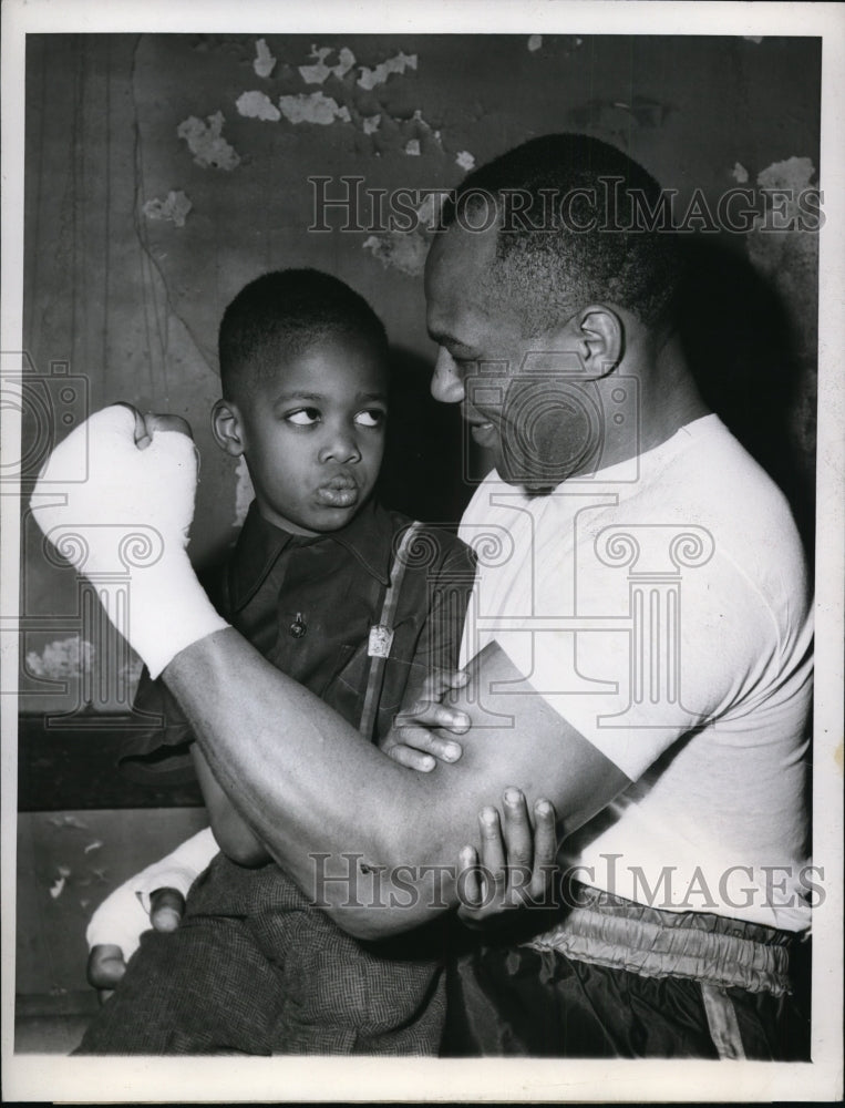 1948 Press Photo Robert Mo Ellory feels arm of Jersey Joe Walcott - nes32106- Historic Images