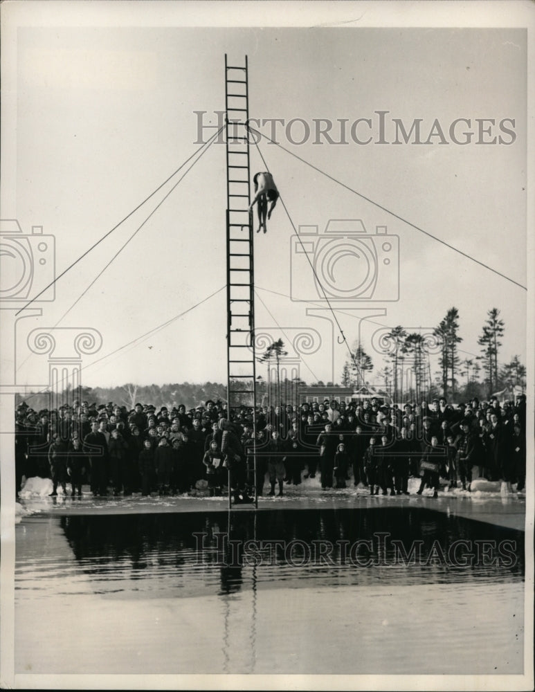 1940 Press Photo John OBrien dives from 36 foot ladder into pool cut from ice- Historic Images