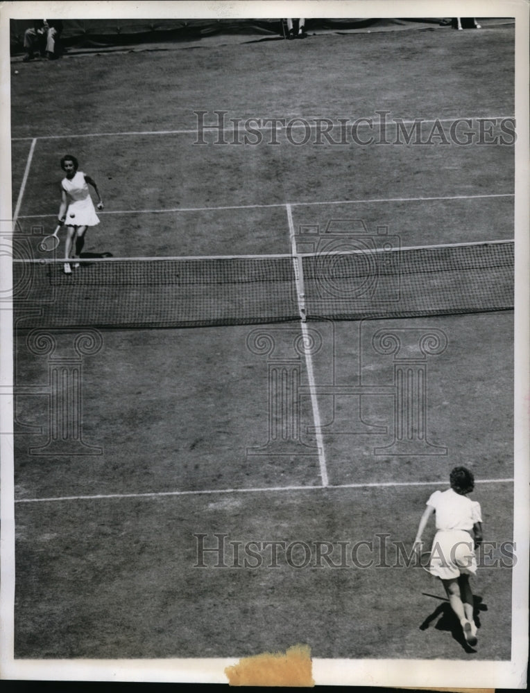 1944 Press Photo Alice Marble defeats Mary Hardwick in tennis exhibition- Historic Images