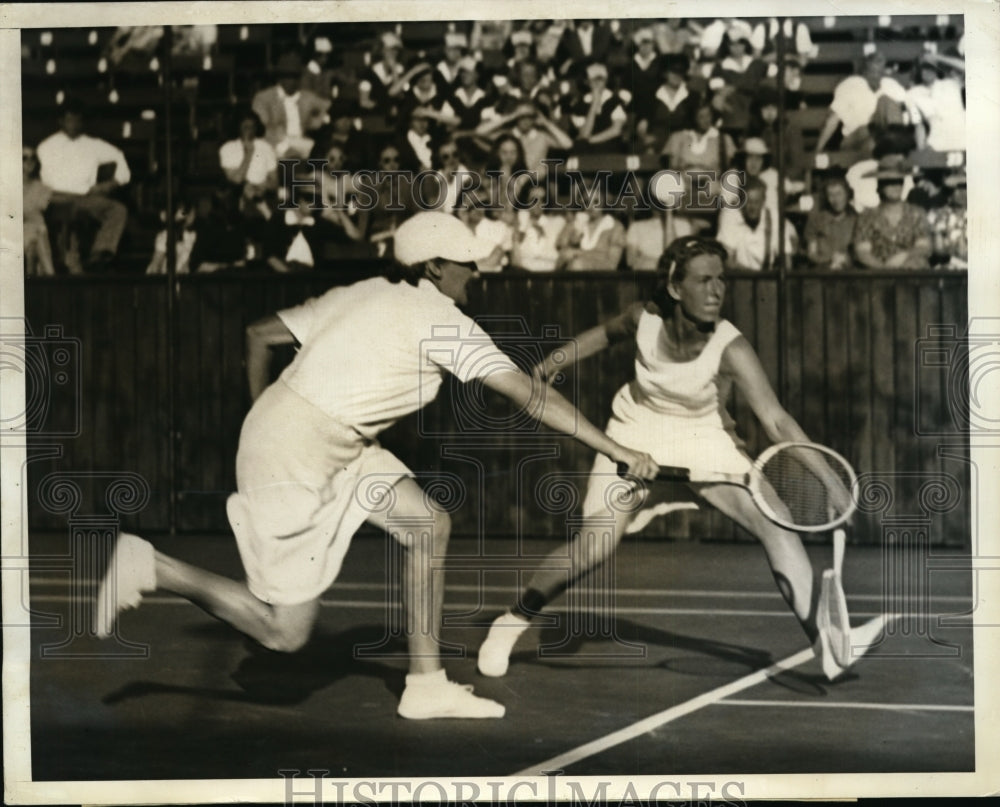 1938 Press Photo Simone Mathieu &amp; Margot Lumb go after same shot in final match- Historic Images