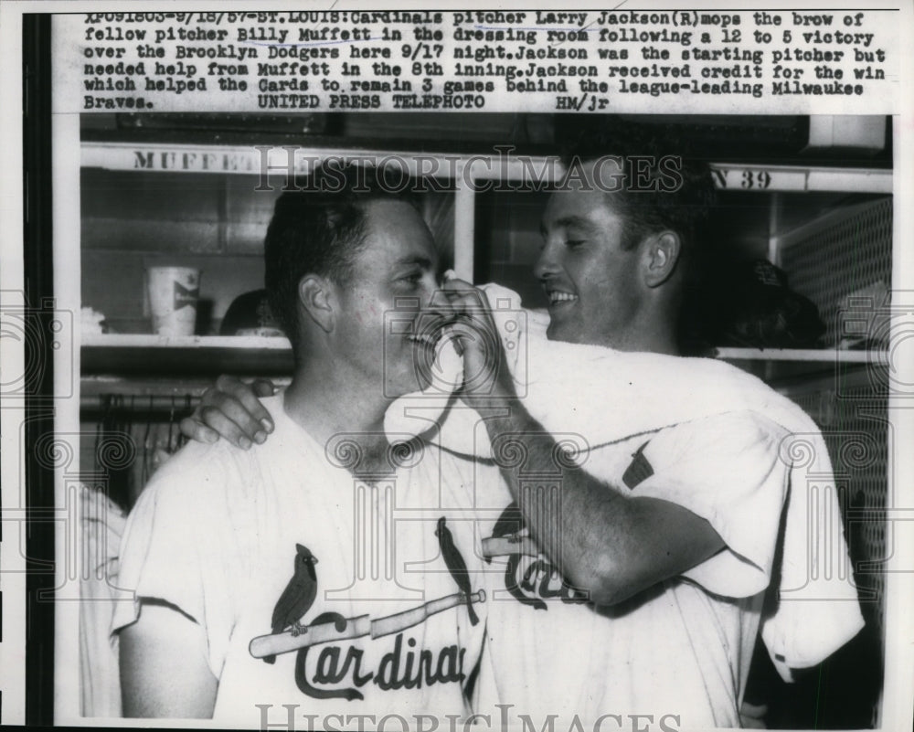 1957 Press Photo Cardinals pitcher Larry Jackson mops brow of Billy Muffett- Historic Images