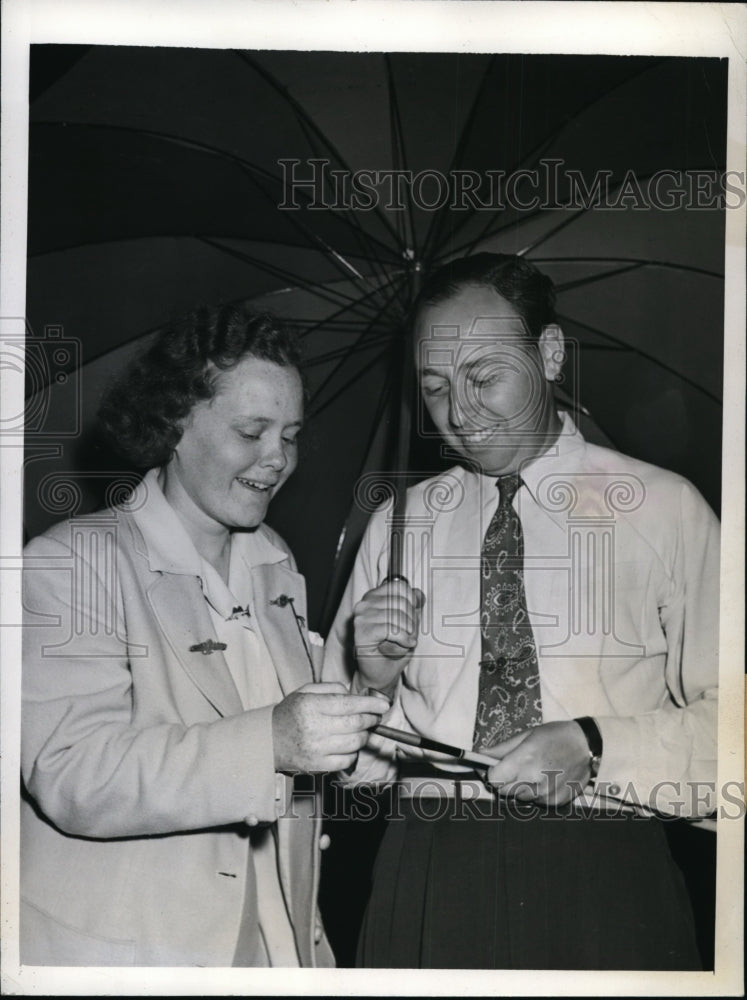 1942 Press Photo Chicago Patty Berg Western Open champ & Mike Turnsea- Historic Images